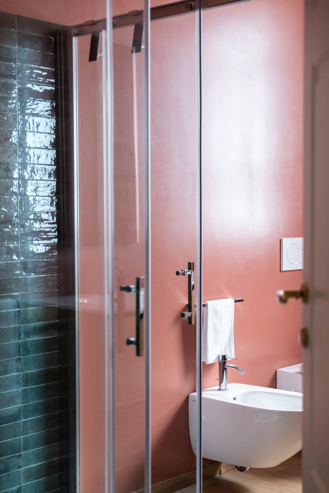 Ein modernes Badezimmer mit Duschkabine aus Glas, einem weißen Waschbecken und einem Spiegel.