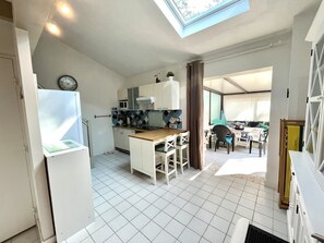 Réfrigérateur, micro-ondes, plaque de cuisson, lave-vaisselle