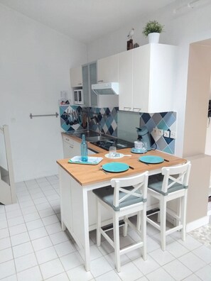 Fridge, microwave, dishwasher, coffee/tea maker