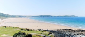 Lovely dog friendly 2 bed apartment on seafront