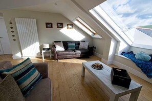TV - Lovely dog friendly 2 bed apartment on seafront (Woolacombe)