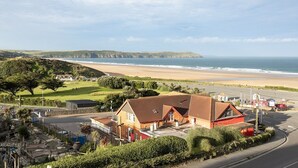 A coastal hotel with a view of the beach and cliffs. - Cosy 2 bed apartment close to village with 3 balconies and seaviews! (Woolacombe)