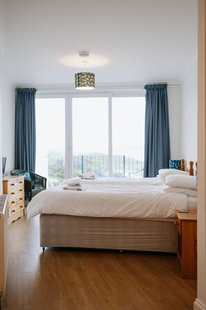 2 bedrooms, iron/ironing board, travel crib, internet - Cosy 2 bed apartment close to village with 3 balconies and seaviews! (Woolacombe)