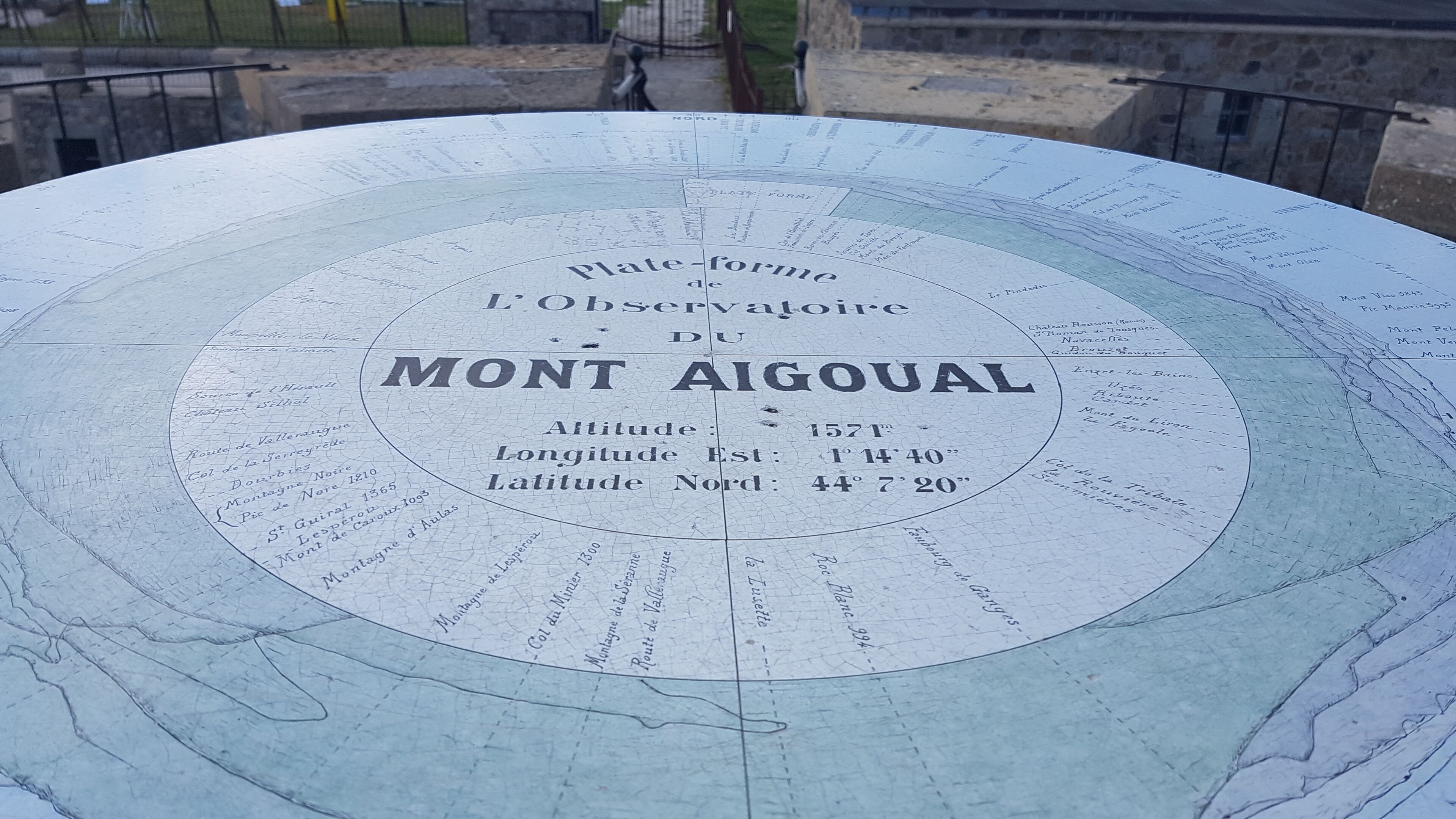 A circular map of Mont Aigoual with geographical and topographical details.