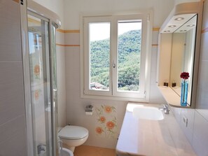 Dusche, Haartrockner, Bidet, Handtücher