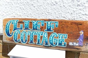 Exterior - Amazing 3 bed cottage on Esplanade close to village and opposite main beach with fab views and garde (Woolacombe)