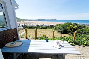 Outdoor dining - Amazing 3 bed cottage on Esplanade close to village and opposite main beach with fab views and garde (Woolacombe)