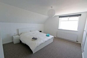 3 bedrooms, iron/ironing board, travel cot, free WiFi - Amazing 3 bed cottage on Esplanade close to village and opposite main beach with fab views and garde (Woolacombe)