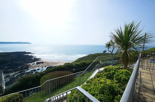 Comfortable 3 bed house with gorgeous sea views and outside terrace space.