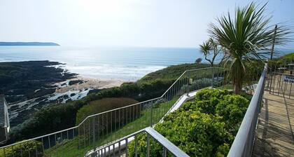 Comfortable 3 bed house with gorgeous sea views and outside terrace space.