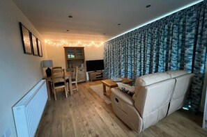 TV - Popular 1 bed apartment on Woolacombe seafront  with fantastic sea views (Woolacombe)