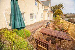Outdoor dining - Dog friendly cottage with short drive to beach (Woolacombe)