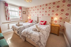 3 bedrooms, iron/ironing board, free WiFi, bed sheets - Dog friendly cottage with short drive to beach (Woolacombe)