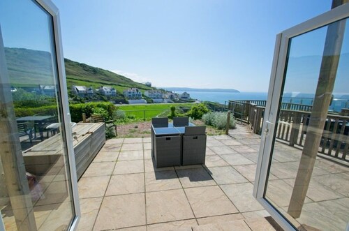 2 bed apartment close to Combesgate Beach with outside space and seaviews