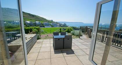2 bed apartment close to Combesgate Beach with outside space and seaviews