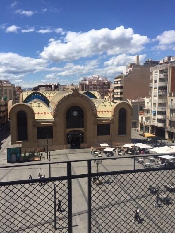 Un edificio con una entrada en arco distintiva y un tejado de tejas.