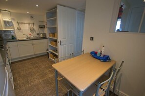 Fridge, microwave, oven, dishwasher - Gorgeous 2 bed apartment with large terrace overlooking Combesgate Beach (Woolacombe)