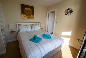 2 habitaciones, tabla de planchar con plancha, cuna de viaje y internet 