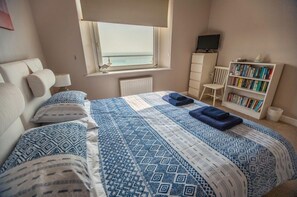3 bedrooms, iron/ironing board, internet, bed sheets