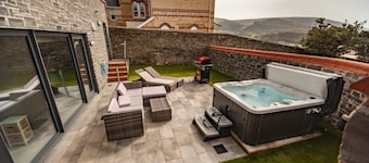 A stunning 2 bedroom detached house overlooking Woolacombe beach with hot tub!