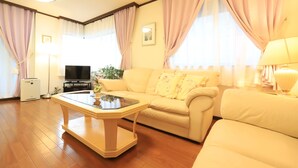独立别墅 (Private Vacation Home) | 客厅 | 玩具