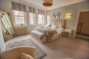 4 habitaciones, tabla de planchar con plancha y cuna de viaje 