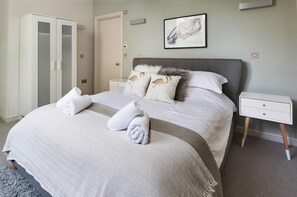 3 bedrooms, iron/ironing board, free WiFi, bed sheets - A simply stunning 3 bedroom apartment overlooking Woolacombe beach with hot tub! (Woolacombe)