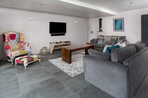 TV, stereo - A simply stunning 3 bedroom apartment overlooking Woolacombe beach with hot tub! (Woolacombe)