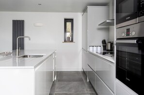 Refrigerador, microondas, horno, lavavajillas