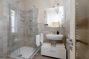Shower, free toiletries, hair dryer, bidet - San Martino Suite Apartament (Pisa)