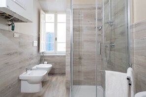 Ducha, artículos de higiene personal gratuitos, secador de pelo y bidé