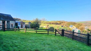 Property grounds - Cosy countryside cottage  10 mins drive from beach and amenities. (Ilfracombe)
