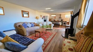 TV - Cosy countryside cottage  10 mins drive from beach and amenities. (Ilfracombe)