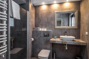 Studio | Bathroom shower - Apartments Sw. Wawrzynca 19 A4You (Kraków)
