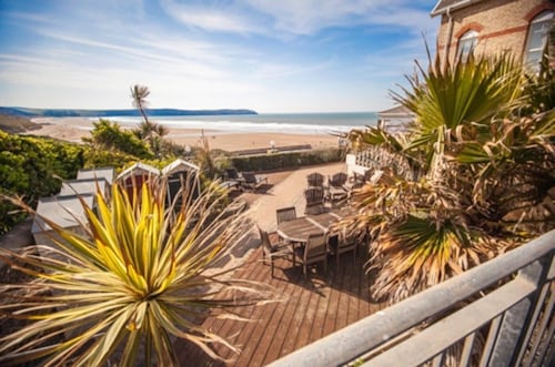 Lovely 2 bed apartment opposite main beach on Esplanade with fab seaviews !