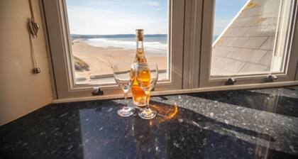 Lovely 2 bed apartment opposite main beach on Esplanade with fab seaviews !
