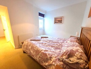 2 bedrooms, travel crib, free WiFi, bed sheets - Smart 2 bed apartment opposite main beach with fab views and outside space (Woolacombe)