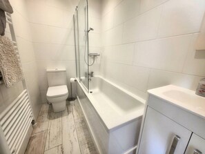 Ensemble baignoire-douche, séchoir à cheveux