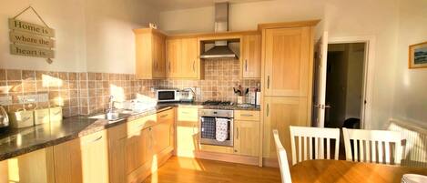 Kühlschrank, Mikrowelle, Ofen, Kochgeschirr/Geschirr/Besteck