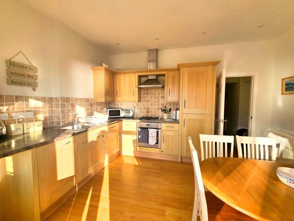 ثلاجة، ميكروويف، فرن، مستلزمات طهي/أطباق/أوعية