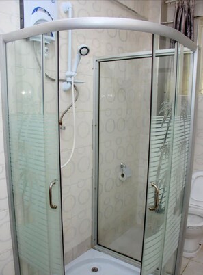 Shower, rainfall showerhead, slippers, towels - Mountain Breeze Hotel (Embu)