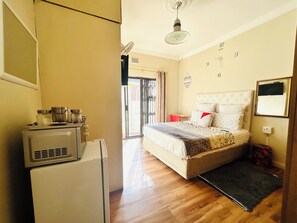 Premium bedding, down duvets, individually decorated - Executive Accommodation Bellville (Cape Town)