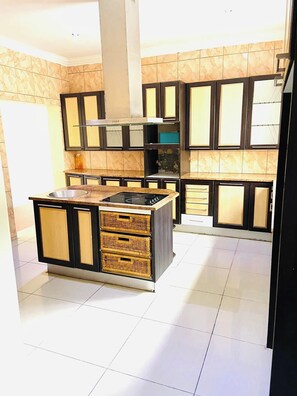 Tủ lạnh nhỏ, lò vi sóng, lò nướng, máy rửa bát
