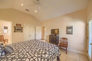 4 bedrooms, iron/ironing board, travel cot, free WiFi - RR 9440#16 Silver Spur Moo Cow Cabins (New Braunfels)