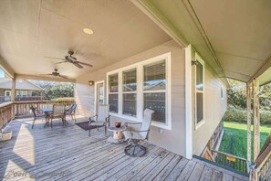 Outdoor dining - RR 9440#16 Silver Spur Moo Cow Cabins (New Braunfels)
