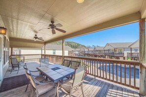 Outdoor dining - RR 9440#16 Silver Spur Moo Cow Cabins (New Braunfels)