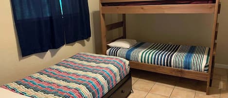 4 habitaciones, tabla de planchar con plancha y cuna de viaje