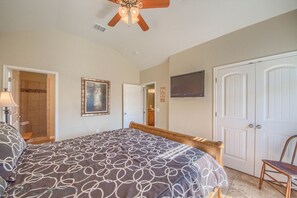 4 bedrooms, iron/ironing board, free WiFi, bed sheets - Gated community with a private beach!! Guadalupe Riverfront!! Cliff View #4 (New Braunfels)