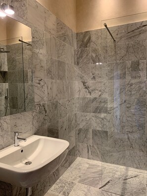 Dusche, Haartrockner, Bidet, Handtücher
