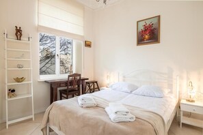 Departamento, balcón | Tabla de planchar con plancha, wifi gratis y ropa de cama